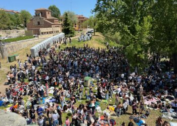 Los universitarios y los más jóvenes ‘toman’ el Puente Romano para la celebración del Lunes de Aguas