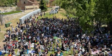 Los universitarios y los más jóvenes ‘toman’ el Puente Romano para la celebración del Lunes de Aguas
