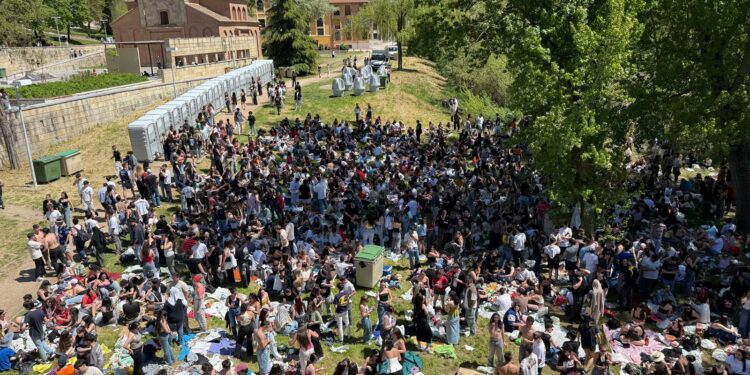Los universitarios y los más jóvenes ‘toman’ el Puente Romano para la celebración del Lunes de Aguas