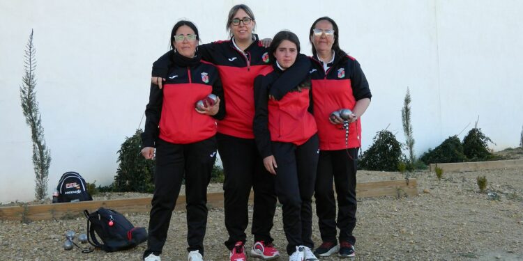Villares reúne a más de 120 participantes en el campeonato regional de petanca en dupletas