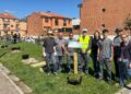 Los escolares de Villares crean una nueva zona verde y de lectura en la calle Colagones