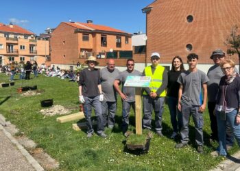 Los escolares de Villares crean una nueva zona verde y de lectura en la calle Colagones