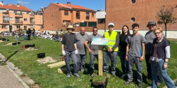 Los escolares de Villares crean una nueva zona verde y de lectura en la calle Colagones