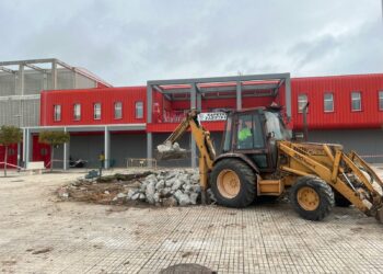 Villares retira la fuente y crea una gran plaza diáfana de 2.000 metros frente al Centro de Ocio y Deporte