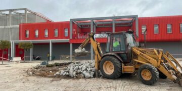 Villares retira la fuente y crea una gran plaza diáfana de 2.000 metros frente al Centro de Ocio y Deporte