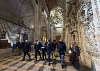 Núñez Feijóo ‘alucina’ con el gran ambiente de Salamanca en una de las jornadas icónicas de la Semana Santa