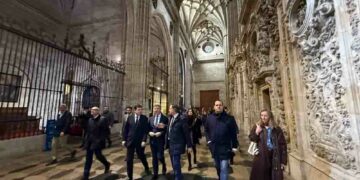 Núñez Feijóo ‘alucina’ con el gran ambiente de Salamanca en una de las jornadas icónicas de la Semana Santa