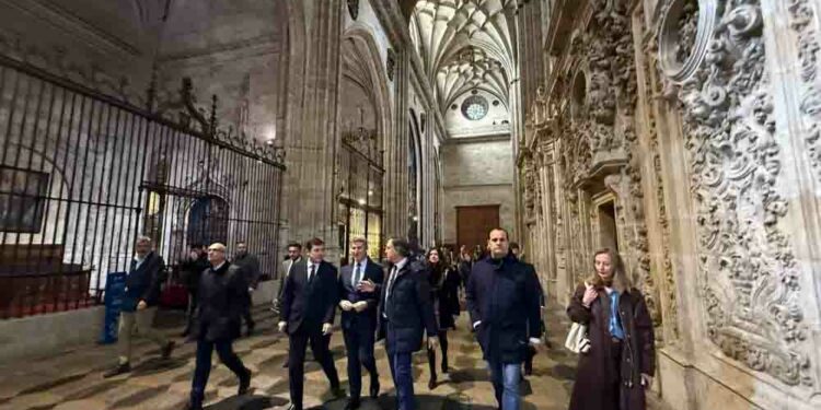 Núñez Feijóo ‘alucina’ con el gran ambiente de Salamanca en una de las jornadas icónicas de la Semana Santa