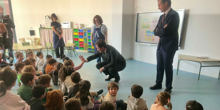Mañueco destaca el nuevo colegio de Aldeatejada como «ejemplo de la excelencia del sistema educativo» en Castilla y León