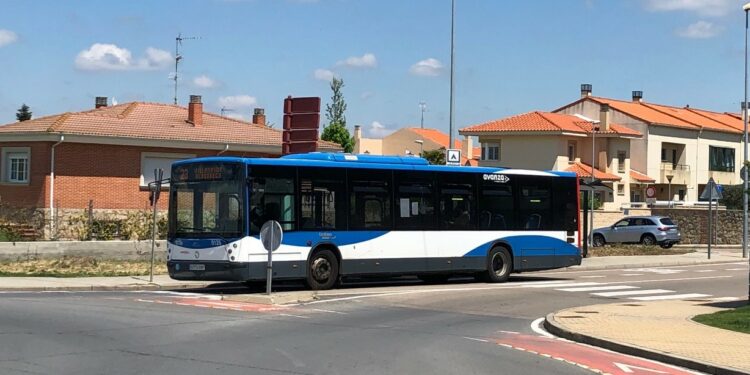 El autobús metropolitano amplía frecuencias para facilitar los desplazamientos en Semana Santa