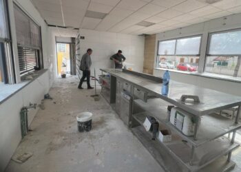 Cabrerizos inicia la puesta a punto de las piscinas municipales con la ampliación de la cocina del bar