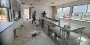 Cabrerizos inicia la puesta a punto de las piscinas municipales con la ampliación de la cocina del bar