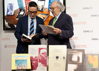 Antonio Colinas dona 120 libros de su colección a la Universidad de Salamanca