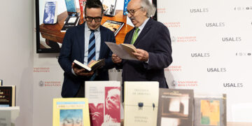 Antonio Colinas dona 120 libros de su colección a la Universidad de Salamanca