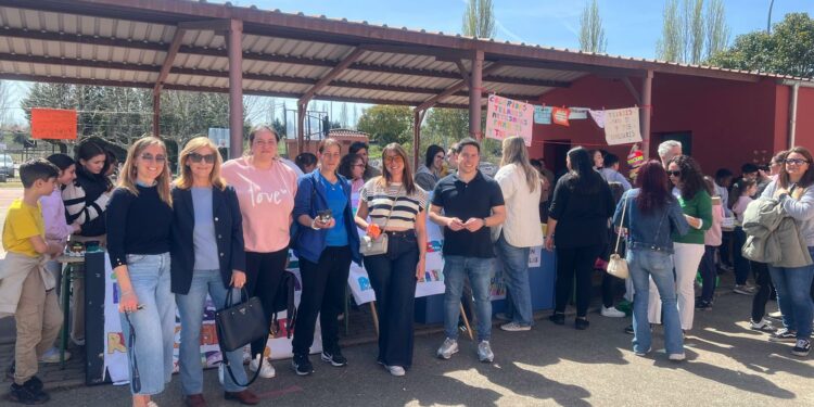 Éxito del mercadillo solidario del cole Martín Gaite para ayudar a la Asociación de Asperger
