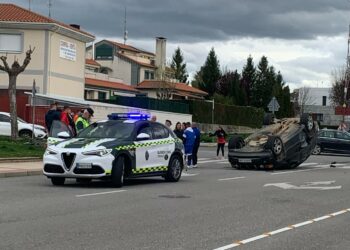 Llamativo accidente con el vuelco de un vehículo en la urbanización La Hacienda de Villamayor