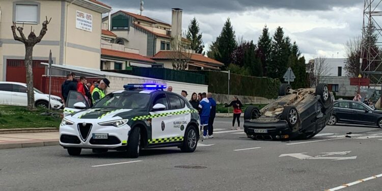 Llamativo accidente con el vuelco de un vehículo en la urbanización La Hacienda de Villamayor