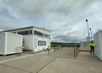 Villamayor instala los demandados aseos y baños femeninos en el campo de fútbol ‘El Salinar’