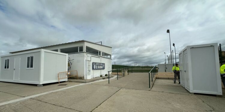 Villamayor instala los demandados aseos y baños femeninos en el campo de fútbol ‘El Salinar’