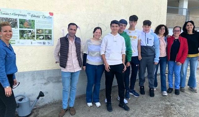 Los alumnos del IESO Tomás Bretón crean un oasis de mariposas en el entorno del centro y la Biblioteca