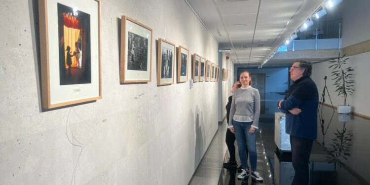 La exposición fotográfica ‘El Placer de Leer’ inicia las actividades de la Semana del Libro en Villares