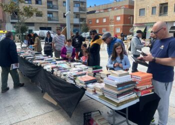 Villares saca a la calle más de 850 libros en el mercadillo solidario a favor de Pyfano