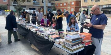 Villares saca a la calle más de 850 libros en el mercadillo solidario a favor de Pyfano