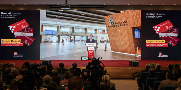 Fernández Mañueco implanta la gratuidad en el transporte metropolitano desde el 1 de septiembre