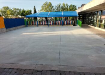 Cabrerizos mejora la zona de Infantil del CRA La Flecha: pavimenta el patio, instala carpa de sombra en el arenero y elimina las barreras arquitectónicas