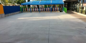 Cabrerizos mejora la zona de Infantil del CRA La Flecha: pavimenta el patio, instala carpa de sombra en el arenero y elimina las barreras arquitectónicas
