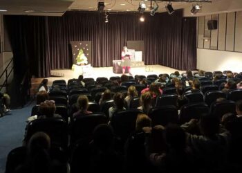 Magia y cuentacuentos para los escolares de Santa Marta con la obra de Circuitos Escénicos