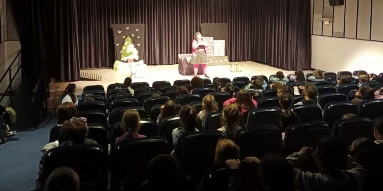 Magia y cuentacuentos para los escolares de Santa Marta con la obra de Circuitos Escénicos