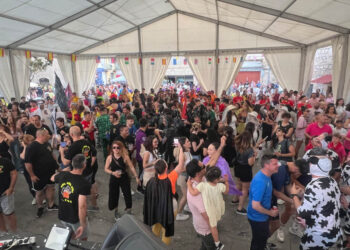 Cientos de vecinos y peñas de Villamayor salen a la calle para abrir a lo grande las Fiestas de la Virgen de los Remedios