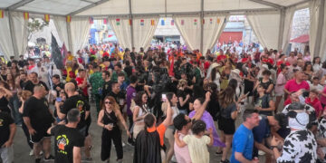 Cientos de vecinos y peñas de Villamayor salen a la calle para abrir a lo grande las Fiestas de la Virgen de los Remedios