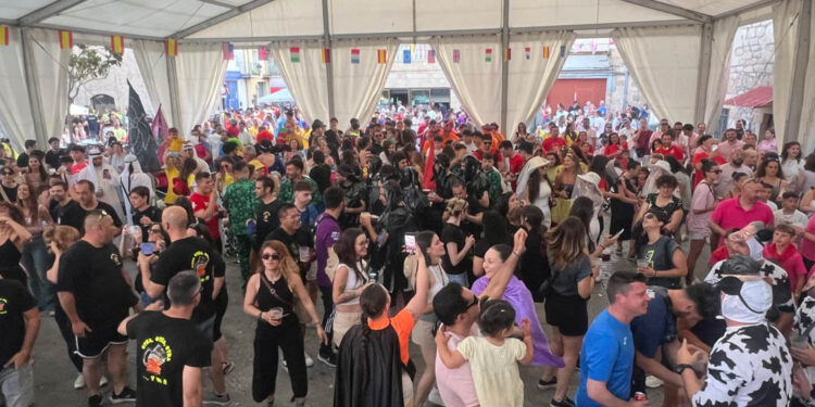 Cientos de vecinos y peñas de Villamayor salen a la calle para abrir a lo grande las Fiestas de la Virgen de los Remedios