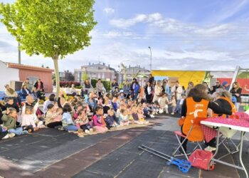 Los niños de Santa Marta disfrutan de los cuentacuentos al aire libre