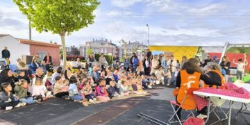 Los niños de Santa Marta disfrutan de los cuentacuentos al aire libre