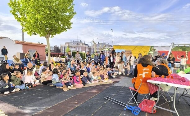 Los niños de Santa Marta disfrutan de los cuentacuentos al aire libre