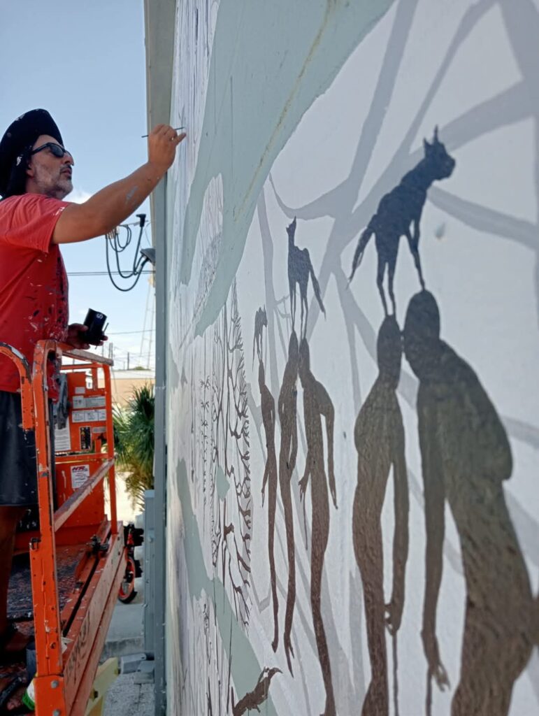 De la Mano, trabajando en uno de sus murales en Winter Haven, Florida (USA).