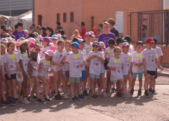Un millar de escolares visten de deporte a Carbajosa en el VI Día de la Educación Física en la Calle