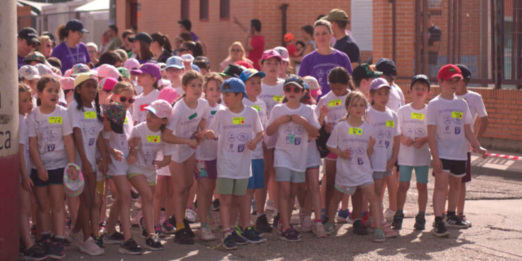 Un millar de escolares visten de deporte a Carbajosa en el VI Día de la Educación Física en la Calle