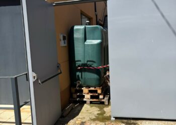 Un depósito con 2.000 litros de agua ya da servicio a los vecinos tras declararse el agua no potable por la ligera alteración de metolacloro