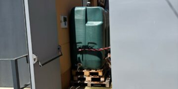 Un depósito con 2.000 litros de agua ya da servicio a los vecinos tras declararse el agua no potable por la ligera alteración de metolacloro