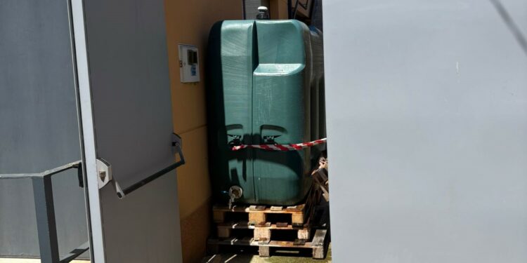 Un depósito con 2.000 litros de agua ya da servicio a los vecinos tras declararse el agua no potable por la ligera alteración de metolacloro