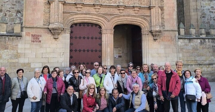 Los mayores del programa de Edadismo visitan las dependencias de la Universidad de Salamanca