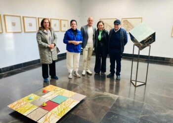 Manuela Cristóvão expone en la Sala Tragaluz con el papel como protagonista