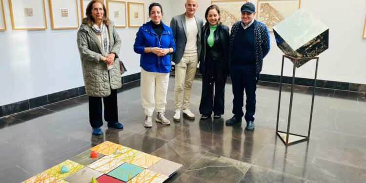 Manuela Cristóvão expone en la Sala Tragaluz con el papel como protagonista