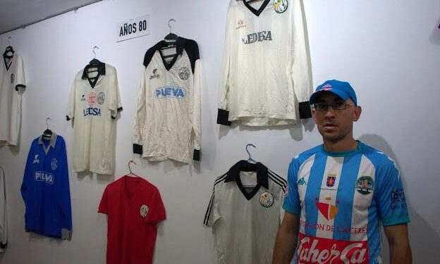 Salamanca viaja al pasado con una exposición que conmemora la historia reciente de la UDS