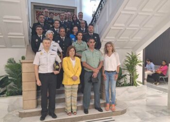 Los cuerpos de la Policía Local de Santa Marta, Carbajosa y Villamayor recogen la Guía de Derechos para Víctimas de Violencia de Género