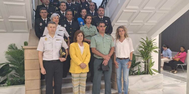 Los cuerpos de la Policía Local de Santa Marta, Carbajosa y Villamayor recogen la Guía de Derechos para Víctimas de Violencia de Género